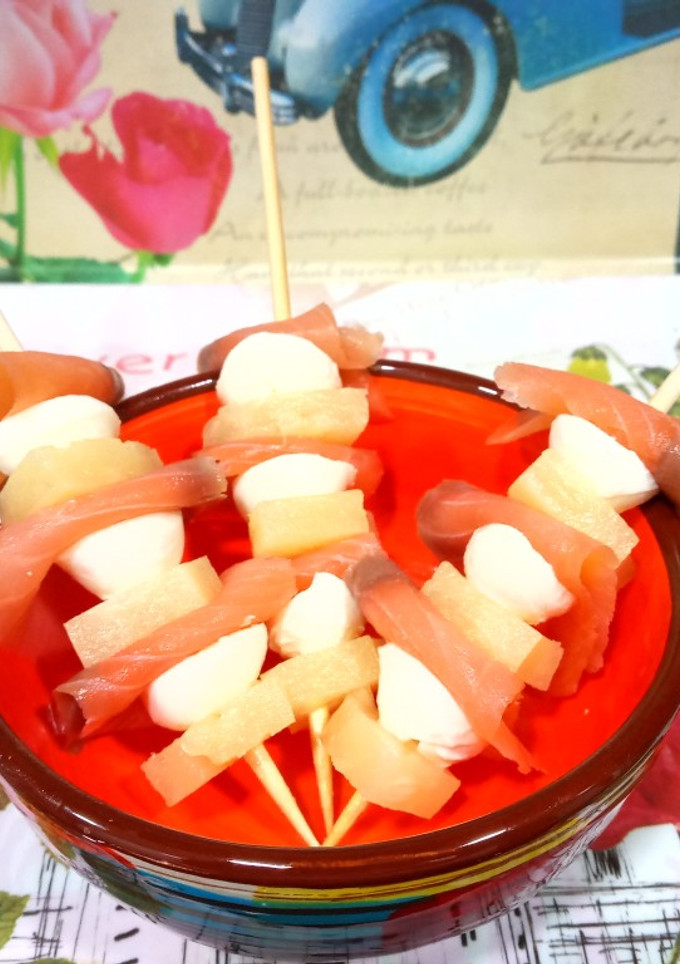 Una foto de Brochetas de salmón, piña y mozzarella