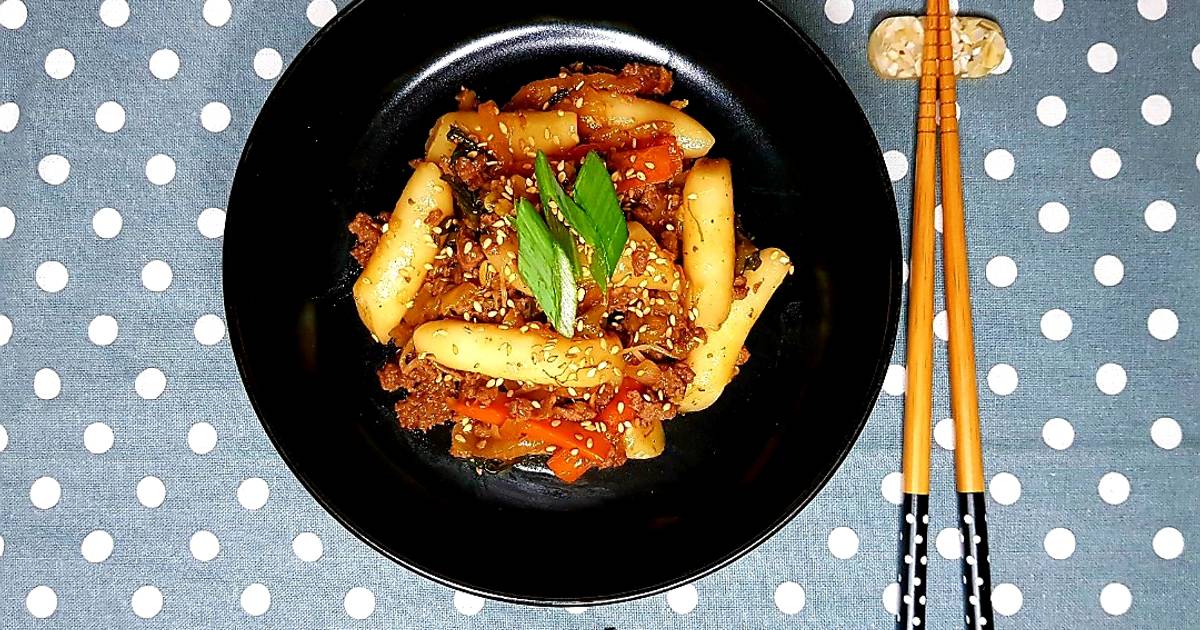 Ricetta Gungjng-tteo-bokki (Gnocchi di riso stufato secondo lo stile della cucina  di corte) di rosso rubinian - Cookpad