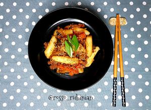 Foto di Gungjng-tteo-bokki (Gnocchi di riso stufato secondo lo stile della cucina di corte)