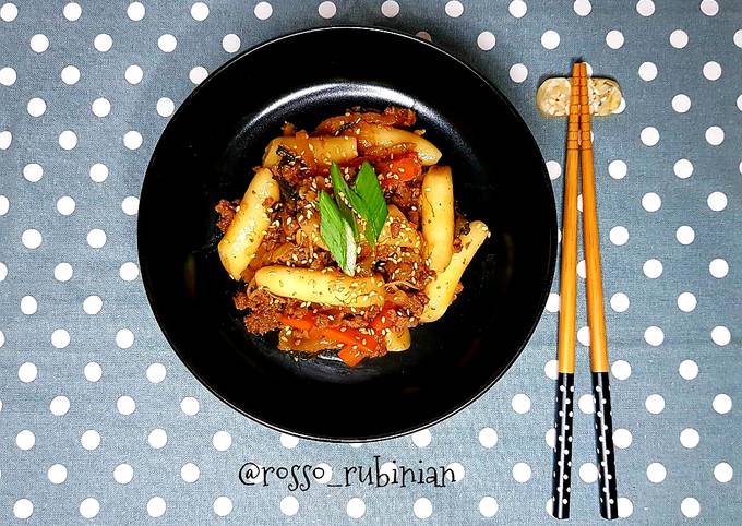 Ricetta Gungjng-tteo-bokki (Gnocchi di riso stufato secondo lo stile della  cucina di corte) di rosso rubinian - Cookpad