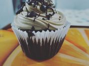 Una foto de muffin de chocolate y queso crema