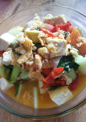 Foto resep Tumis pakcoy tahu telur sederhana