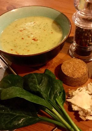 Une photo de Velouté de céleri-rave et quelques feuilles d'épinards