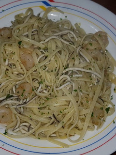 Una foto de Tallarines con gambas y gulas