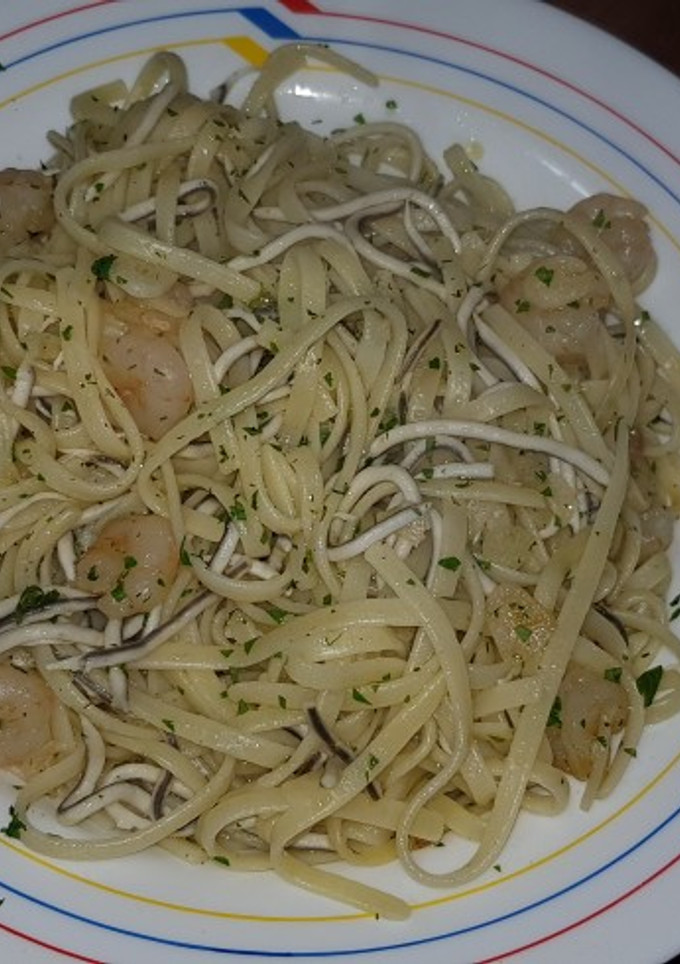 Una foto de Tallarines con gambas y gulas