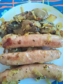 Una foto de Salchichas de pollo con champiñones