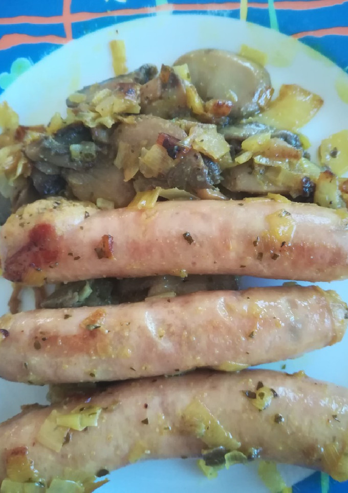 Una foto de Salchichas de pollo con champiñones