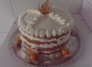 Una foto de Bolo nacked cake branco com phisalis