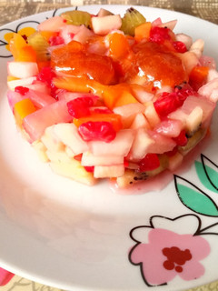 Una foto de Tartar de fruta con salsa de mermelada y jenjibre