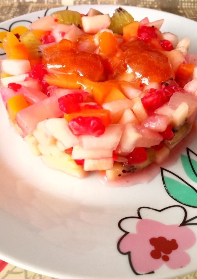 Una foto de Tartar de fruta con salsa de mermelada y jenjibre