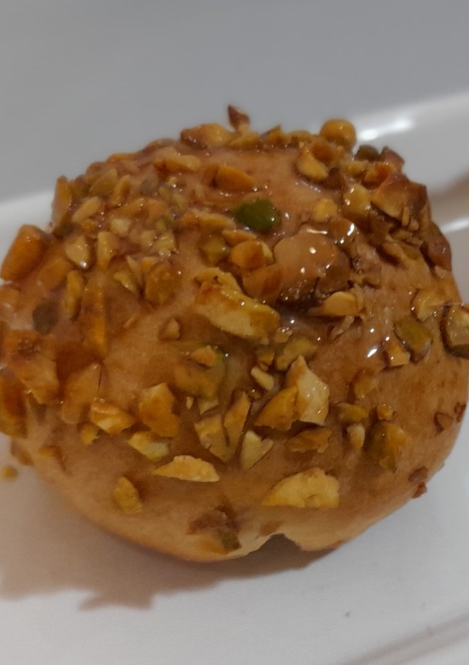 Una foto de Bollitos rellenos de chocolate con almendras o pistachos
