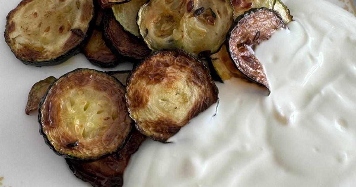 Gebratene Zucchini in Joghurt - Knoblauch Soße Rezept von Channy - Cookpad Gebratene Zucchini in Joghurt - Knoblauch Soße Rezept von Channy - Cookpad