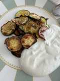 Gebratene Zucchini in Joghurt - Knoblauch Soße