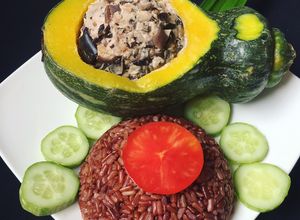 Hình của món Cơm gạo lứt + bí non xanh nhồi thịt.