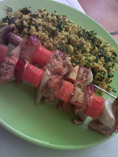 Una foto de Brochetas de salmón marinado con mijo salteado