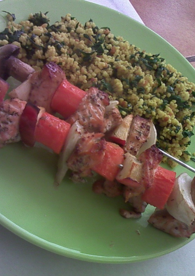 Una foto de Brochetas de salmón marinado con mijo salteado