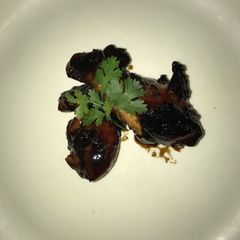 A picture of Honey glazed chicken drumsticks.