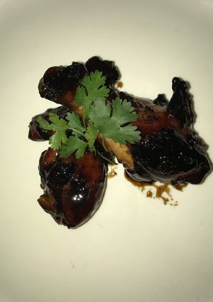 A picture of Honey glazed chicken drumsticks.