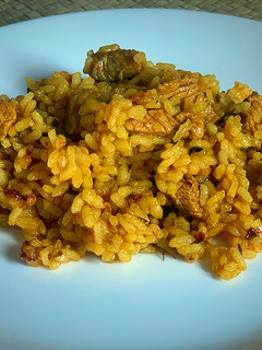 Una foto de Arroz con carne de cerdo en adobo
