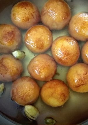 A picture of Rava gulab jamun.