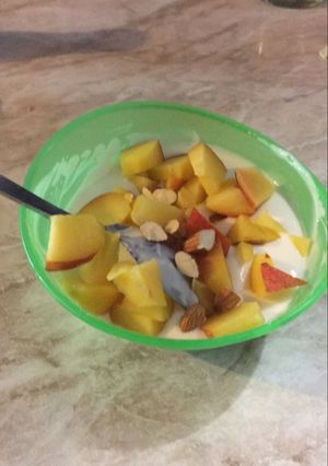 Una foto de Yogurt con durazno y almendras