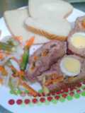 Rollo de carne y en salada de zanahoria con habichuela y cebolla blanca
