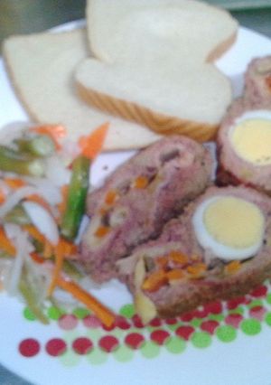 Una foto de Rollo de carne y en salada de zanahoria con habichuela y cebolla blanca