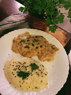 Una foto de Pollo en salsa de queso