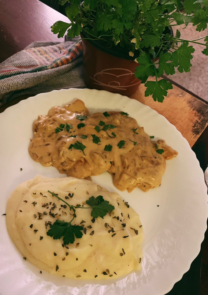 Una foto de Pollo en salsa de queso