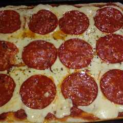 Una foto de Pizza con cantimpalo