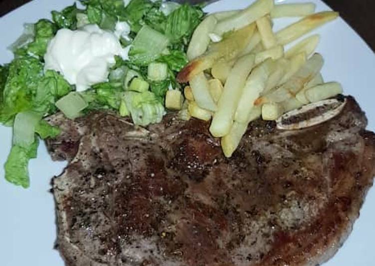 Grilled meat with chips and lettuce