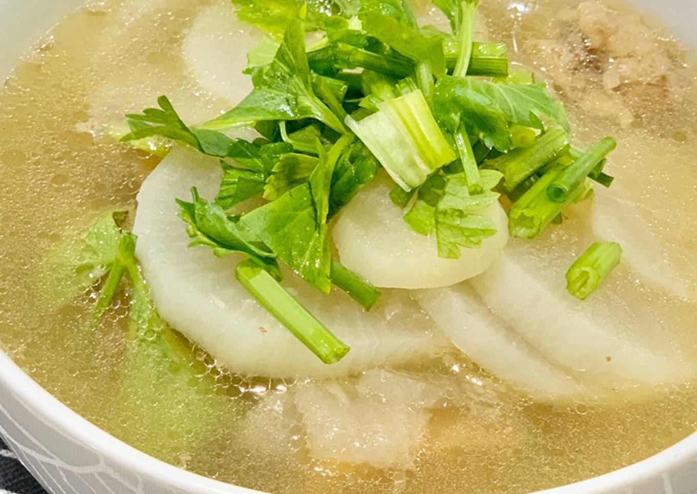 Clear beef white radish soup