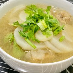 A picture of Clear beef white radish soup.