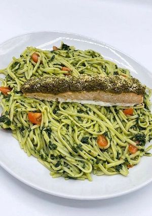 Une photo de Pavé de Saumon en croûte de Pesto et ses Pâtes aux Épinards