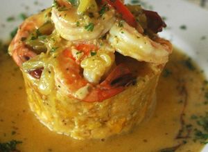 Una foto de Mofongo relleno de camarones al ajillo