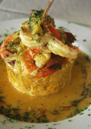 Una foto de Mofongo relleno de camarones al ajillo