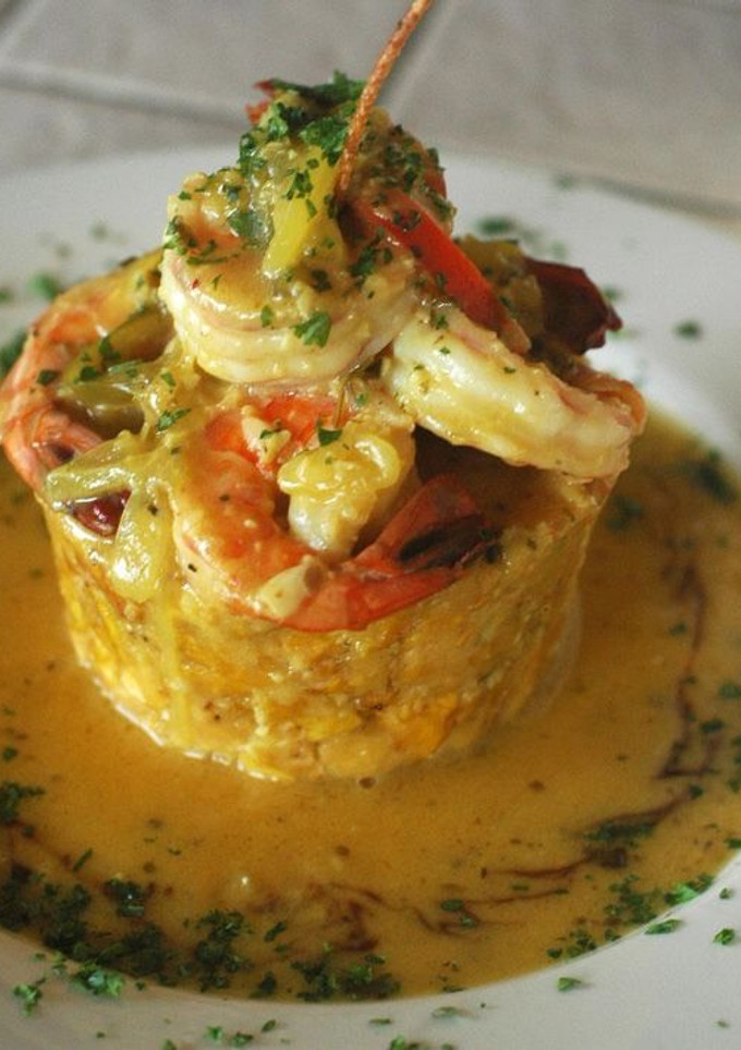 Una foto de Mofongo relleno de camarones al ajillo