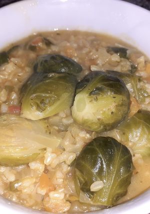 Una foto de Arroz yamaní con repollitos de Bruselas