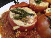 Una foto de tomates rellenos en sarten