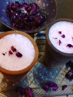 गुलाब लस्सी (gulab lassi recipe in Hindi) रेसिपी मुख्य फोटो