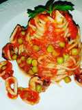 Spaghetti con calamari e piselli