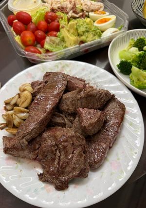 煎牛排配Costco酪梨沙拉 的食譜成品照片