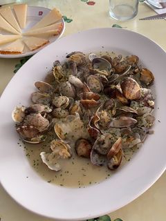 Una foto de Almejas con vino blanco