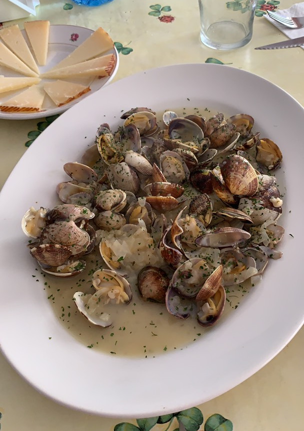 Una foto de Almejas con vino blanco