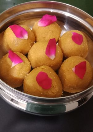 બેસન ના લાડુ (Besan Ladoo Recipe In Gujarati) રેસીપી મુખ્ય ફોટો
