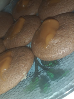 Una foto de Pepas de chocolate con dulce de leche