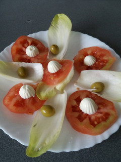 Una foto de Ensalada de endibias con tomate y burguitos