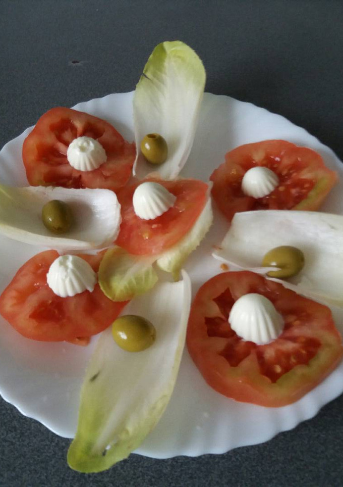 Una foto de Ensalada de endibias con tomate y burguitos