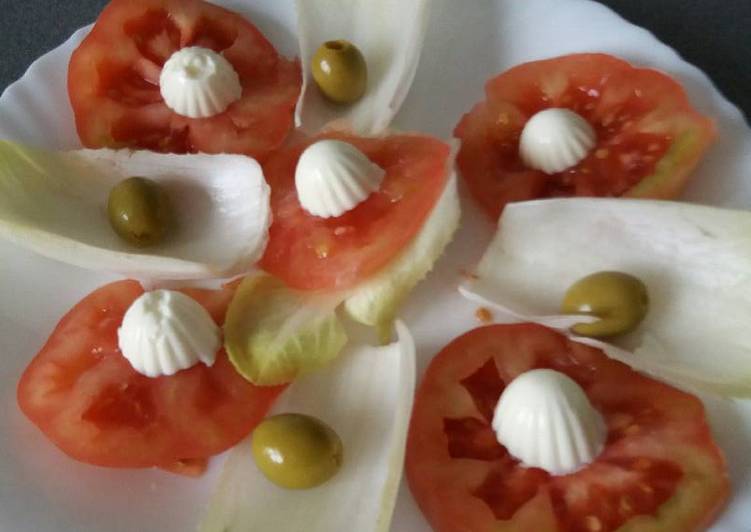 Ensalada de endibias con tomate y burguitos