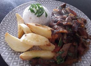 Una foto de Hígado Saltado a lo Carmelita